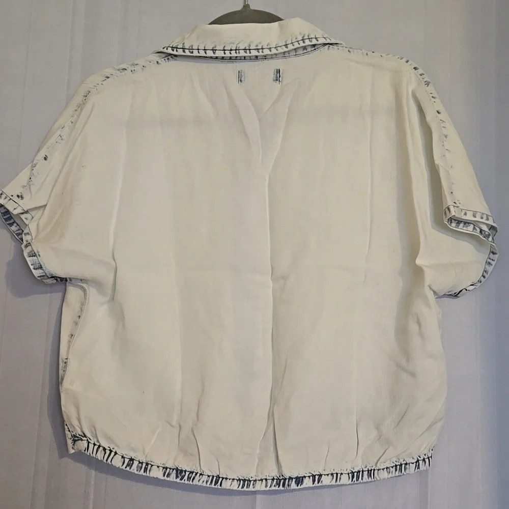 Kut from the Kloth Light Wash Cropped Button-Up Shirt Sz XS NWT - Picture 5 of 7
